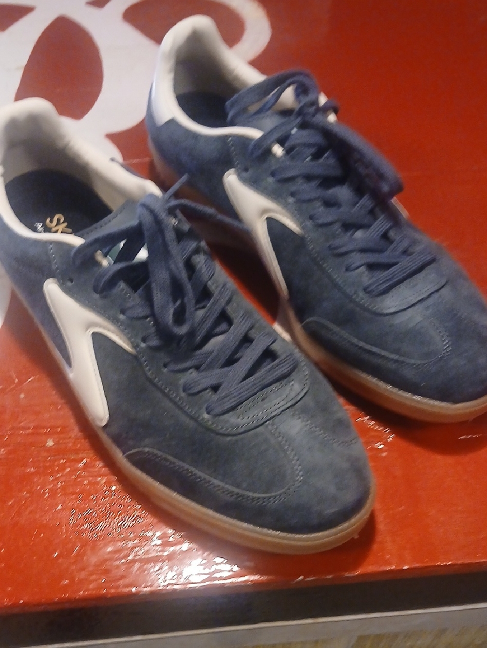 Skechers Men's Size 10.5 Suede Sneakers